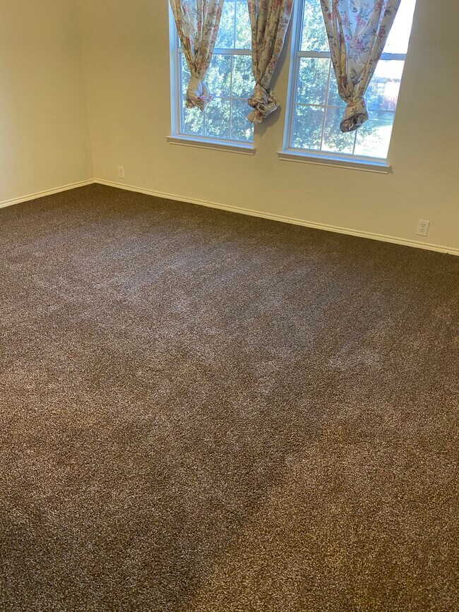 Alfombra nueva en toda la casa. - 2725 Hyde Park Dr