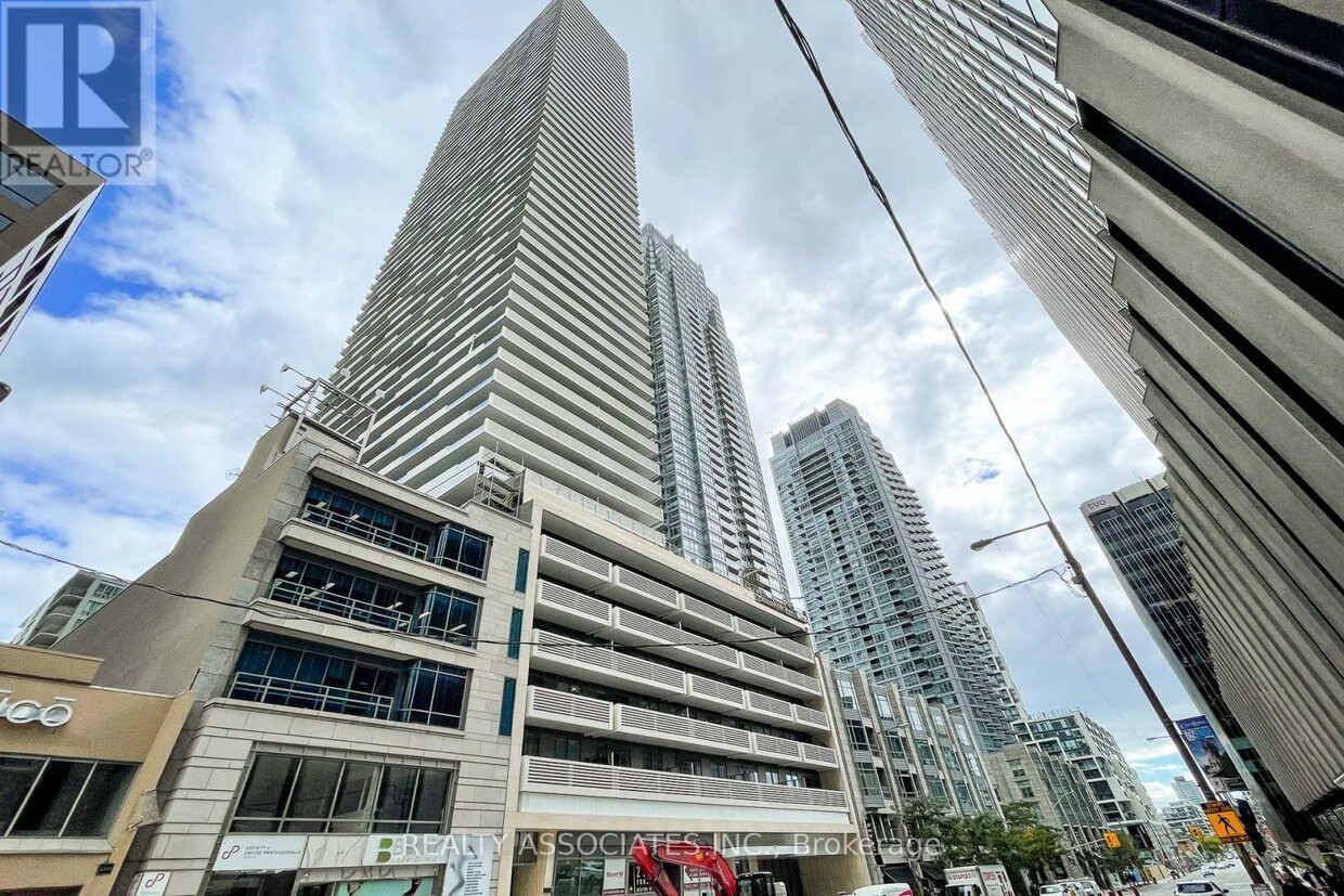 Primary Photo - 2221-2221 Yonge St