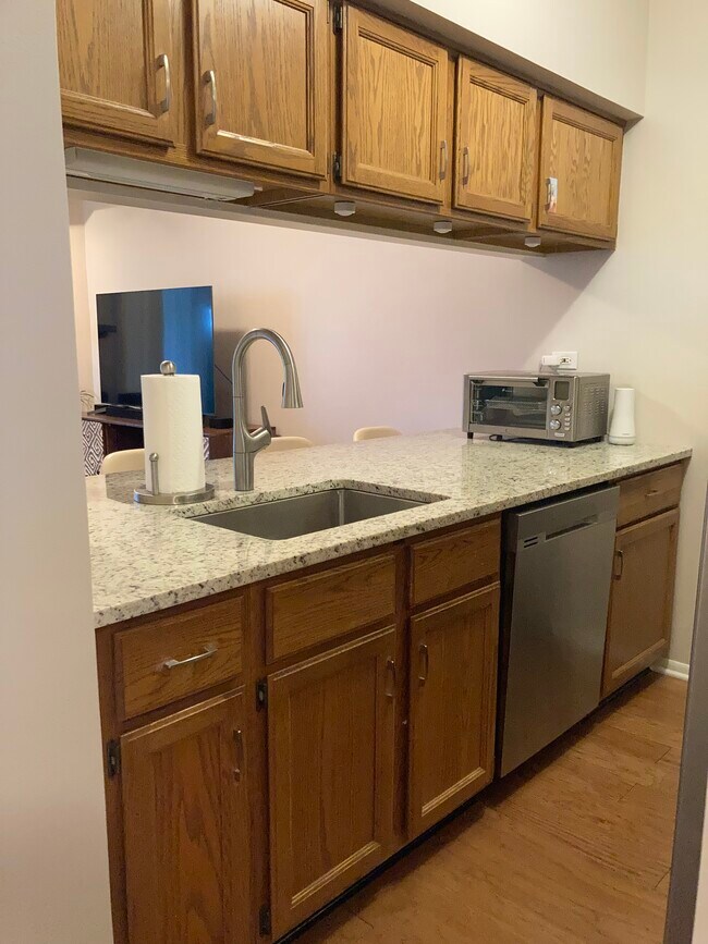 Building Photo - 1497 Golfview Dr