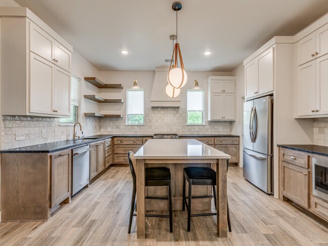 Foto del edificio - 1433 Sadie Creek Rd