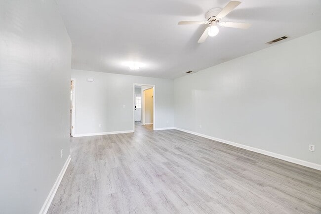 Building Photo - Charming 2BR Duplex with Spacious Yard in Springfield