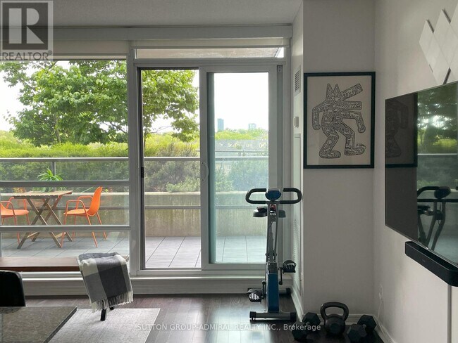 Photo du bâtiment - 2240 Lake Shore Blvd W