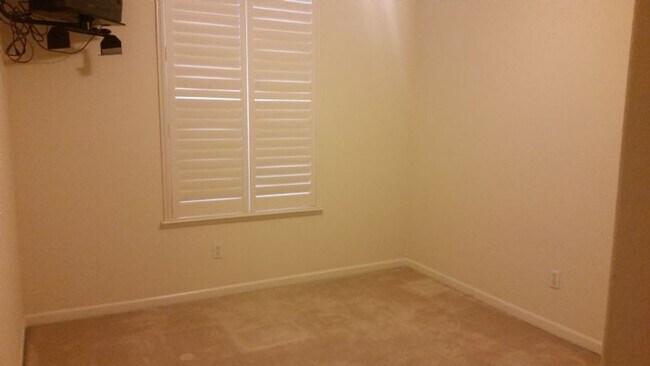 Building Photo - Beautiful Single Story Home in Highly Desi...