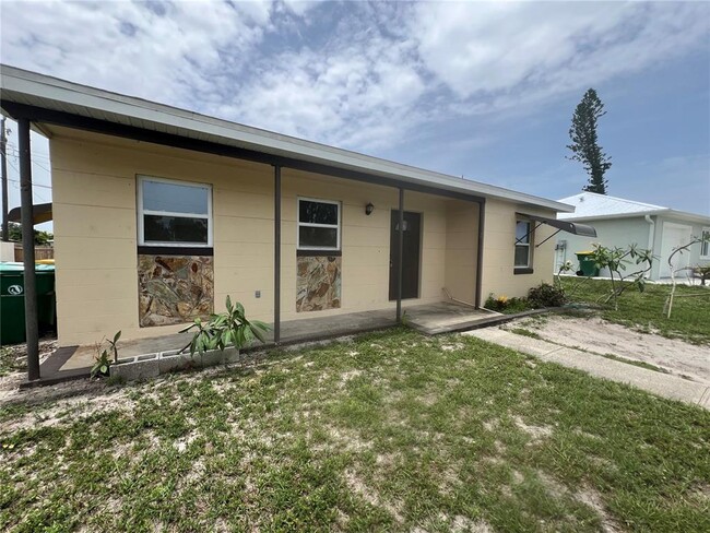 Building Photo - 3445 Lucerne Terrace