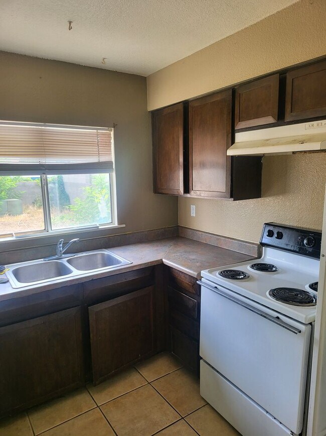 Foto del edificio - NE 3 Bedroom 1.5 Bath with  2 car garage
