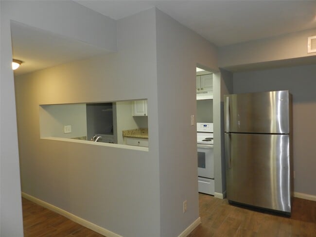 Building Photo - 704 Memorial Mews St