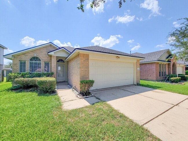 Foto del edificio - BEAUTIFUL 3 BEDROOM 2 BATH WITH WOOD TILE THROUGHOUT THE HOUSE!