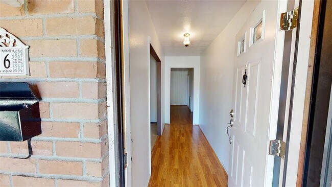 Building Photo - 806 E X St