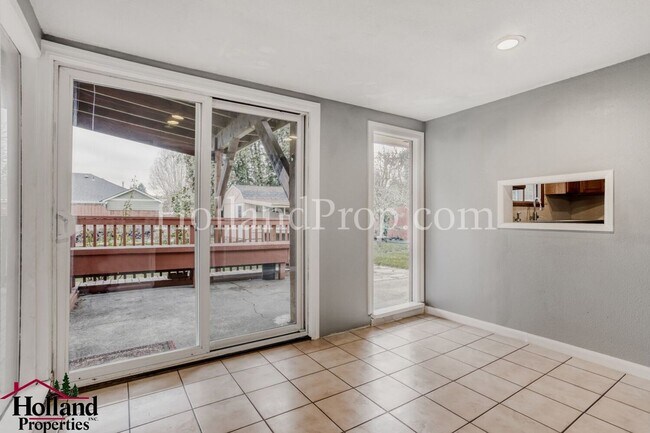 Foto del edificio - Beautiful Single-Level Hillsboro Home with Covered Deck!