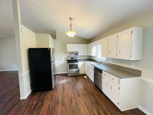 Foto del edificio - Available Now! North Lincoln Schools - 3 Bedrooms 2 Bath home on quiet street