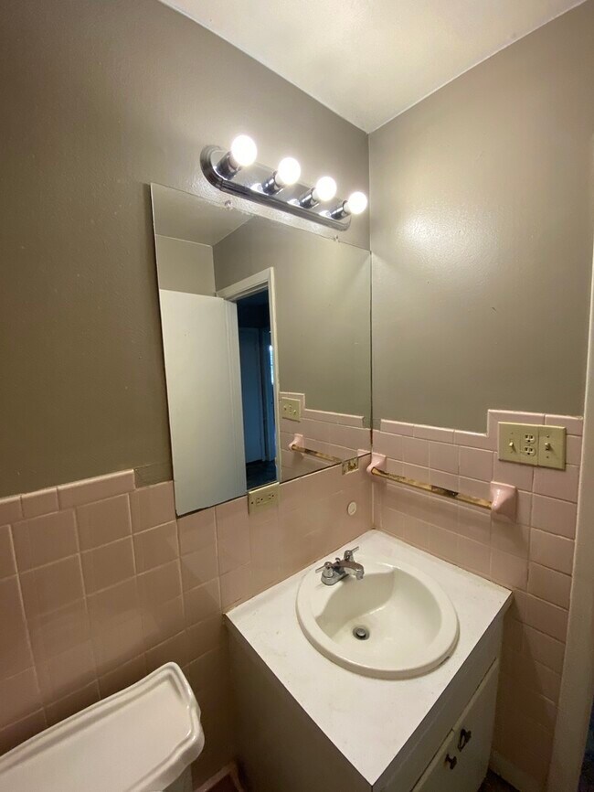Building Photo - 1202 Avondale