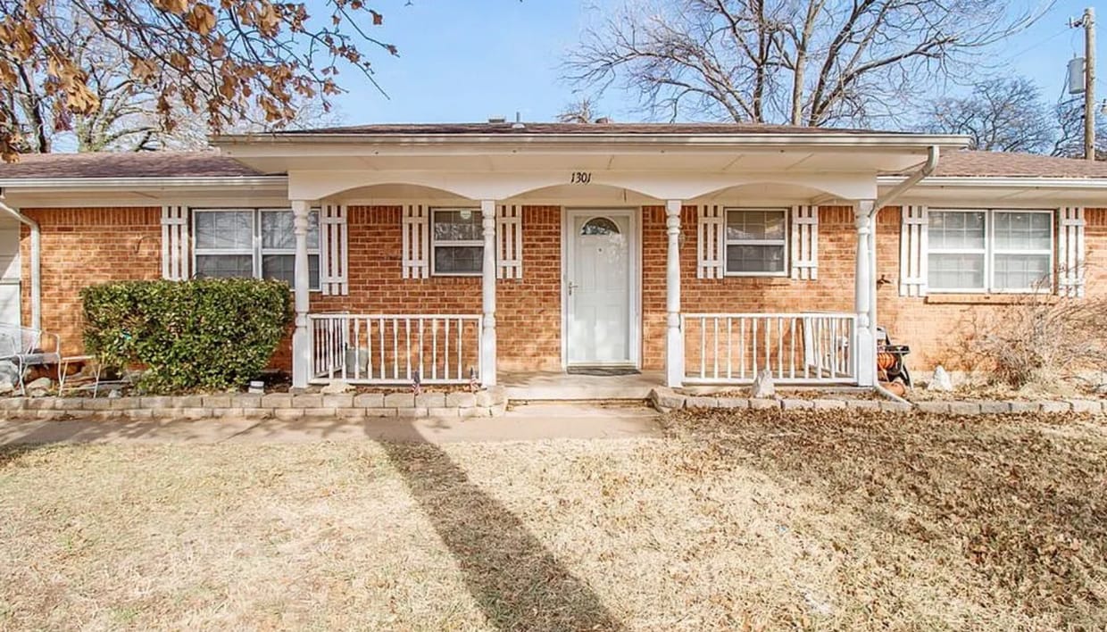 Primary Photo - 1301 Hazelwood Dr