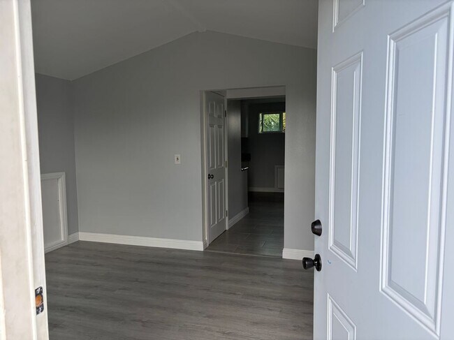 Foto del edificio - 1254 1/2 West 41st Place