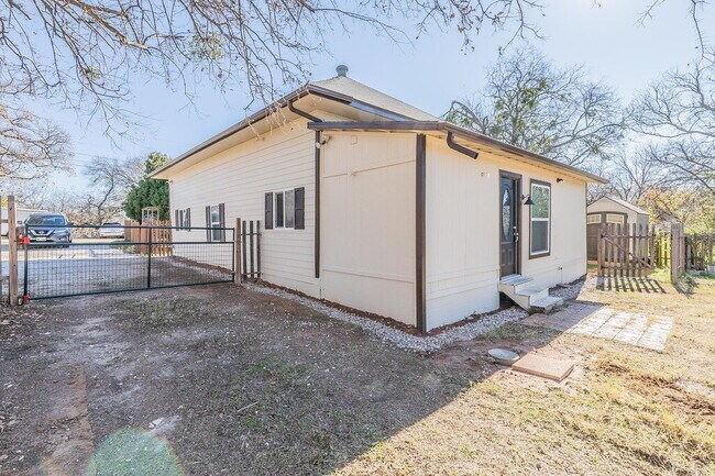 Building Photo - Welcome to modern living in with the charm of the past with this all electric 3 bedroom, 2 bath h...