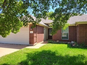 Building Photo - 304 N Kings Canyon Dr