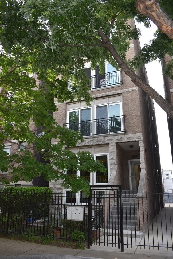 2318 W Harrison St Unit 3, Chicago, IL 60612 Condo for Rent in