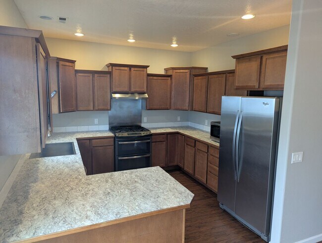 Foto del edificio - Beautiful well maintained 4 bedroom 3 bath...