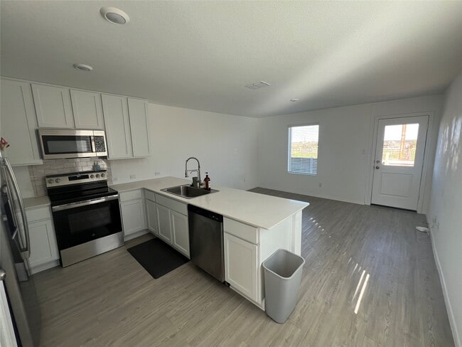 Building Photo - 520 Commander Abbott Dr