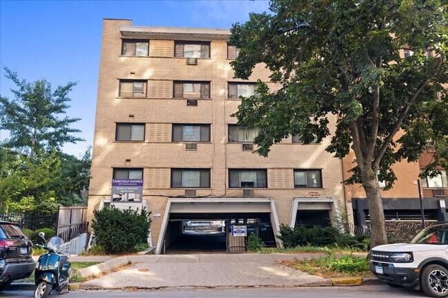 Building Photo - 6211 N Kenmore Ave