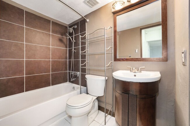 Building Photo - Available Now! Spacious 2 Bedroom 1 bathro...