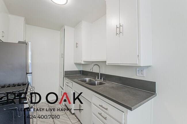 Foto del edificio - 5832 Carlton Way