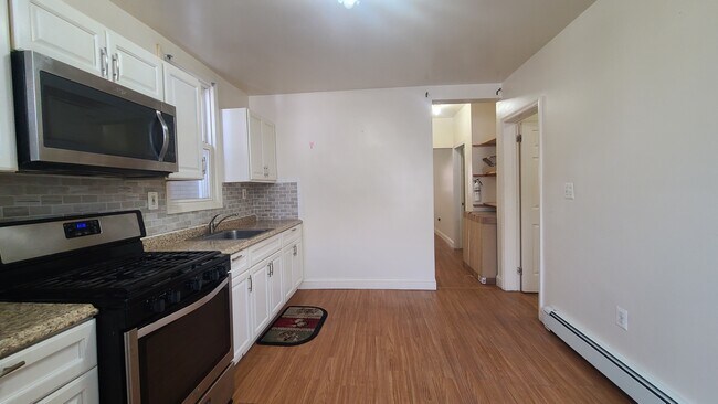 Foto del edificio - 32 Armstrong Ave