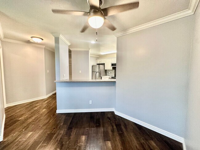 Building Photo - Bright and Gorgeous Condo in UTC near UCSD!!