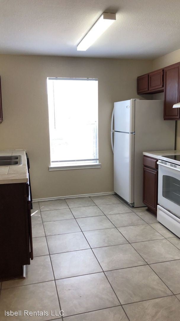 Building Photo - 1501 Benttree Dr