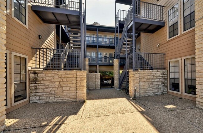 Building Photo - 711 W 21st St