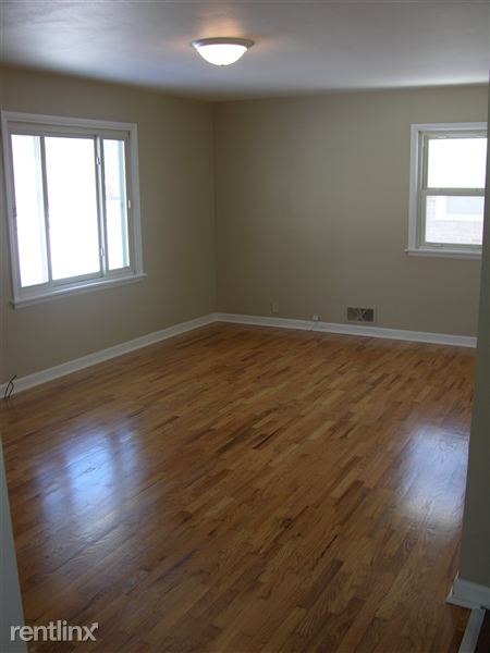 Building Photo - 203 E Oak St