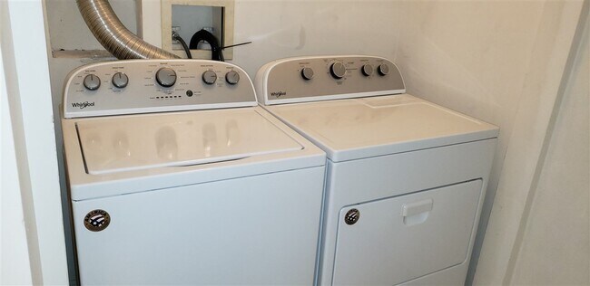 Building Photo - 610 Fairway Dr