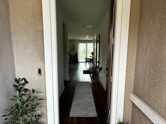 Building Photo - 4 Bedroom Single Family Home in Riverside