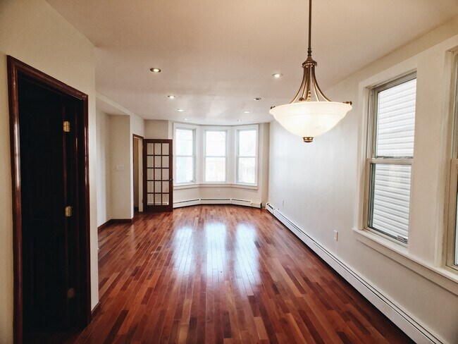 Building Photo - 28 W 49th St
