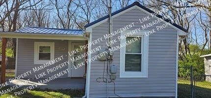 Building Photo - 2211 W Shepherd Rd