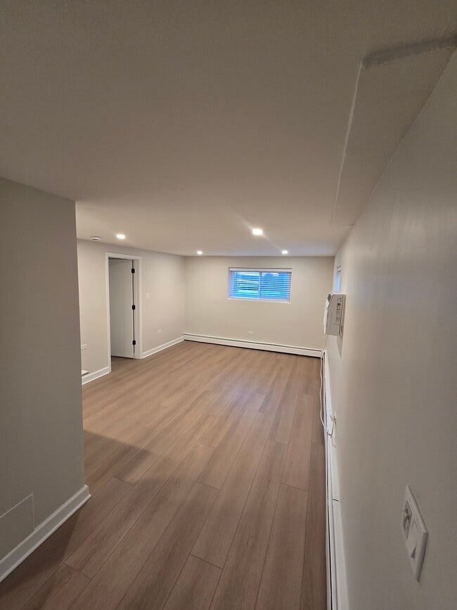 1BR - 1S - Living Room - 143 Ann St