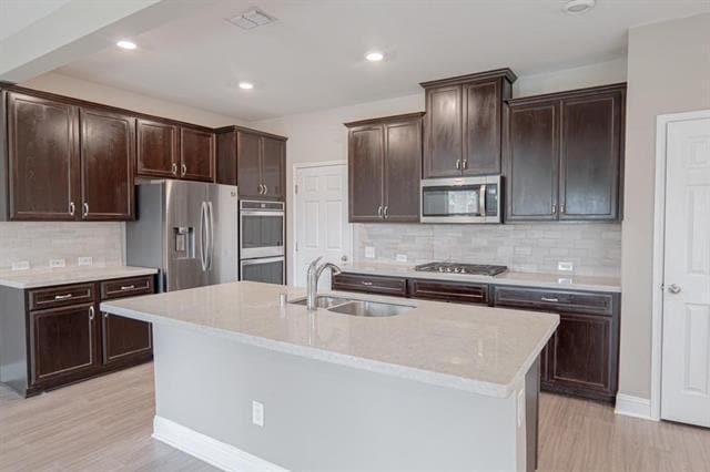 Building Photo - 410 Club House Dr