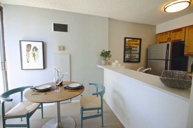 Photo - 745 N Dearborn St Apartment