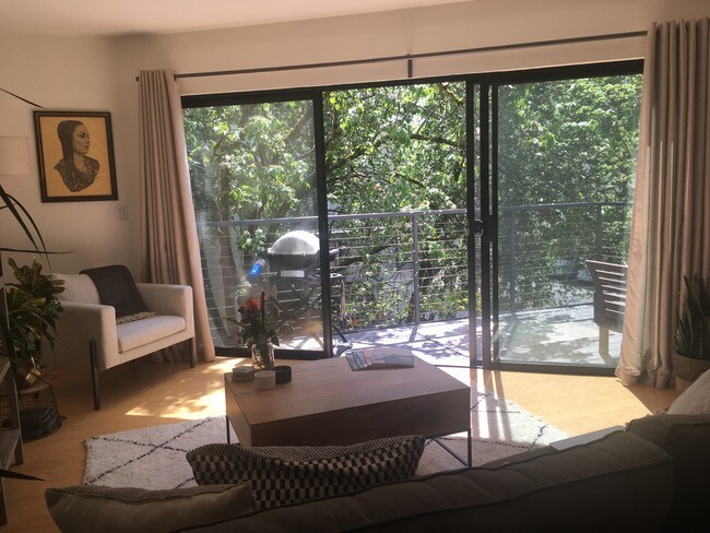 Sala de estar, terraza, y el patio - 920 NW Naito Pkwy