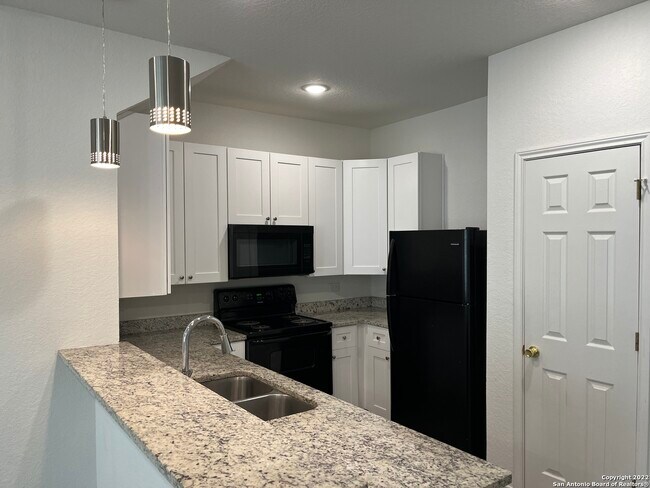 Foto del edificio - 6942 Crestway Rd