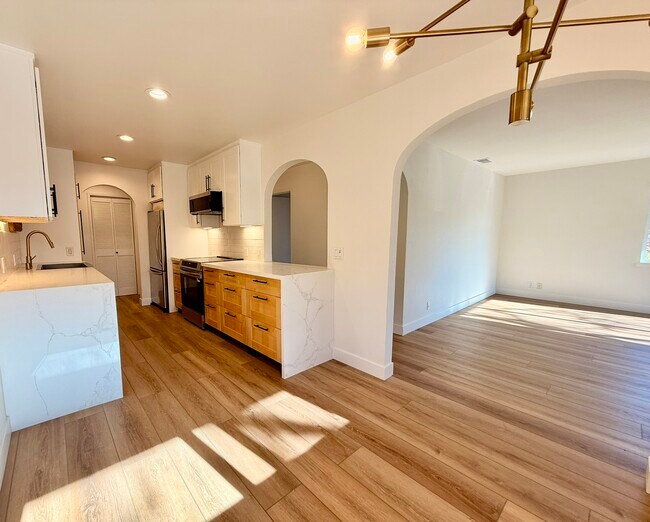 Cocina amplia, luminosa y reformada - 496 Sherwood Way