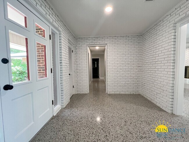 Building Photo - Waterfront Okaloosa Island Home, Call Today!