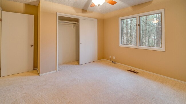 Building Photo - Charming 3 bedroom, 2 bath home with a woo...