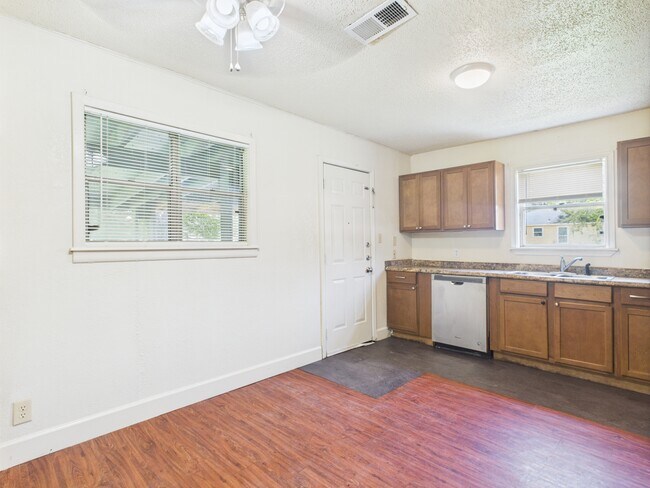 Building Photo - 2702 Cavitt Ave