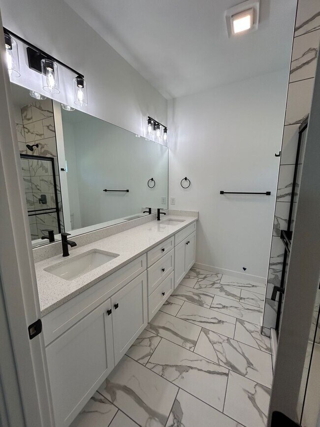 Building Photo - 1128 Bismarck Rd