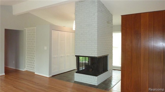 Foto del edificio - 5600 Crabtree Rd