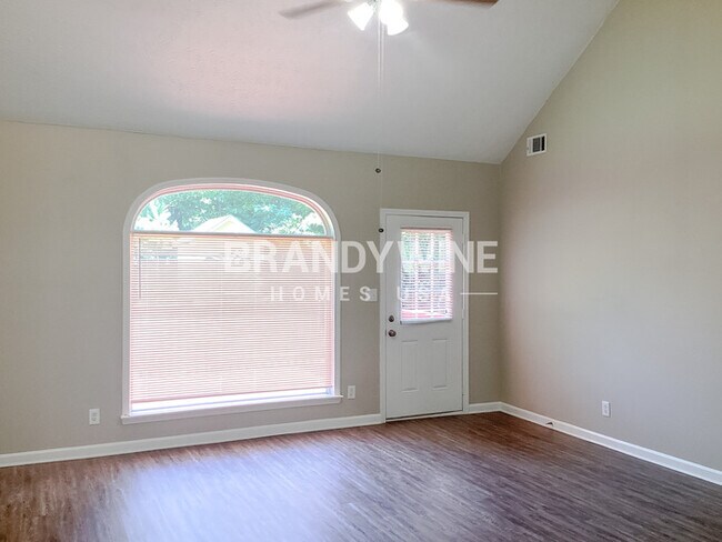 Building Photo - 657 McKenzie Cir