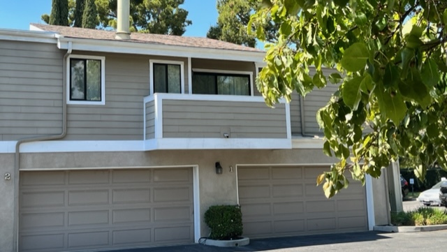 Townhome with balcony - 10780 Woodley Ave