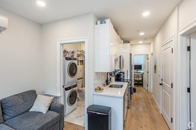 3 habitaciones, 1 baño - 605 pies cuadrados - Sala de estar/cocina - 15 Bartlett Pl