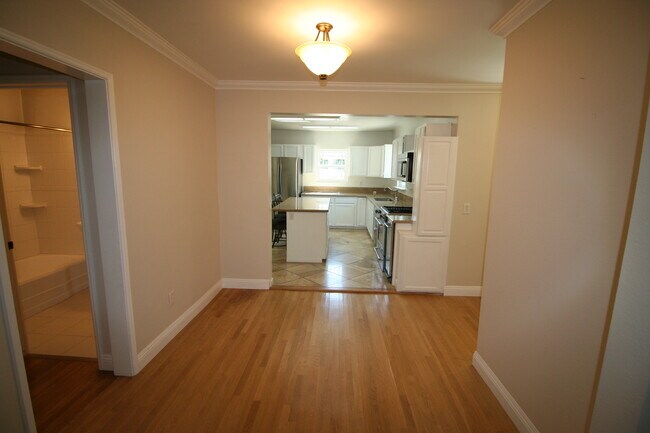 Foto del edificio - 8318 Gonzaga Ave