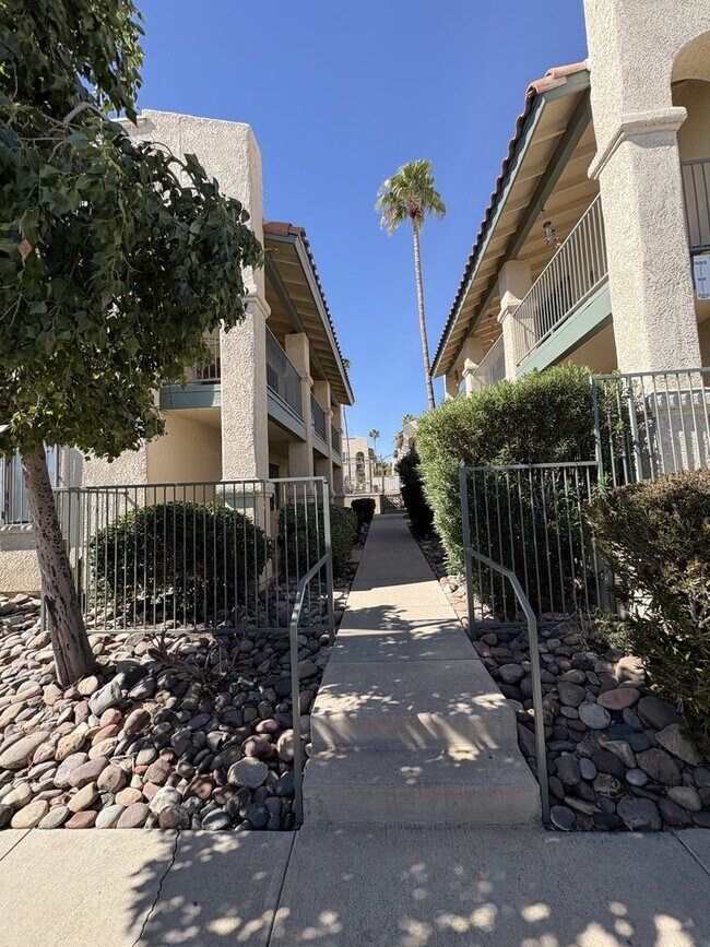 Foto del edificio - East side condo with community pool/spa/assigned covered parking place